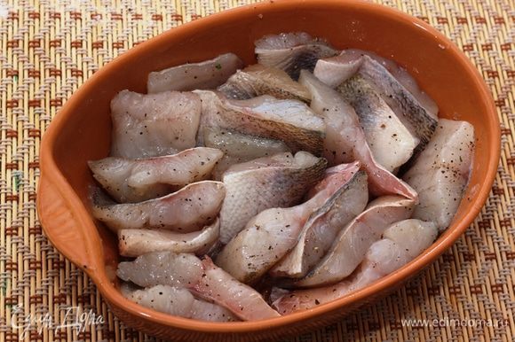 Сложите кусочки рыбы вертикально. Таким образом соус лучше проникнет между кусками (хоть он и густой, во время запекания он станет более жидким).