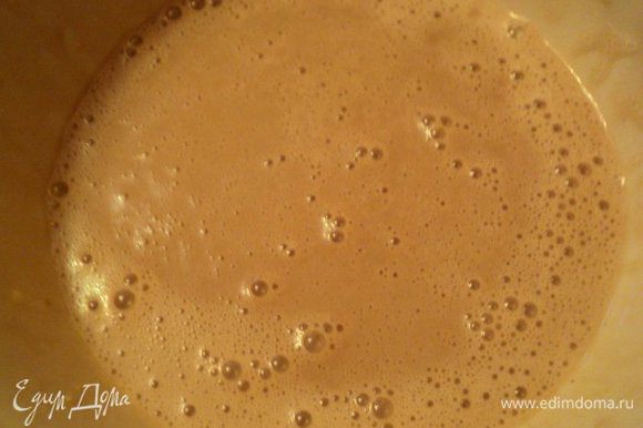 Остывший заварной крем взбить миксером, добавляя понемногу кофе с желатином (если оно застыло, немного прогреть до состояния легкого желирования). Взбивать около 10 мин., пока вся масса не начнет густеть.