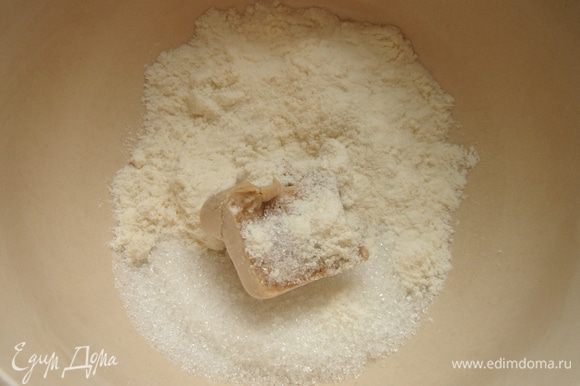 Свежие дрожжи растереть в небольшой миске с сахаром, затем смешать с 1 ст. л.муки и растворить в тёплом (40* С) молоке. Накрыть миску пищевой плёнкой и убрать её в тёплое место на 10-15 минут.
