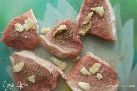 Мясо порезать на порционные куски. Посолить, поперчить, добавить тимьян и раздавленные дольки чеснока.
