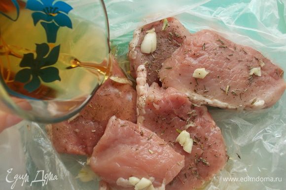 Положить мясо в пакет, добавить 1 ст.л. оливкового масла и влить 50 г коньяка.