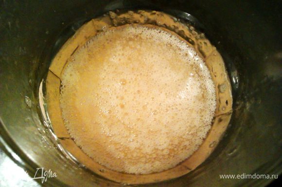 Теперь перейдем к тесту. Разогреваем духовку до 180 гр. Взбиваем яйца с сахаром, тоненькой струйкой вливаем масло, не переставая взбивать.