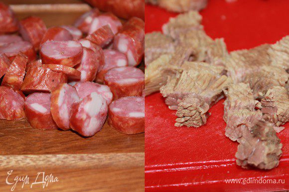 Процедить бульон, снять мясо с косточек, нарезать небольшими кусочками. Охотничьи колбаски нарезать кружками толщиной 1-1,5 см.