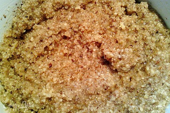 Сделать начинку: воду с сахаром и мёдом довести до кипения. Добавить измельченные в блендере орехи и 1 ст.л. рома или коньяка.