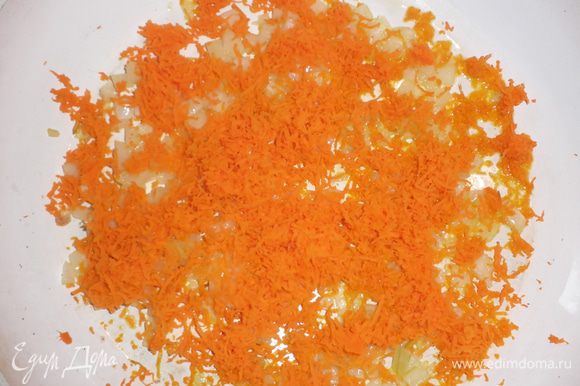 Добавить натертую на мелкой терке морковь и подрумянить.