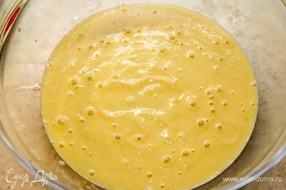 Воздушный грушево-карамельный крем-суфле Добавляем в оставшиеся взбитые желтки 1 ч.л. крахмала. Нагреваем в сотейник молоко и подогреваем, но не до кипения. Как только на молоке появится тонкая плёночка, переливаем немного молока во взбитые желтки и перемешиваем. Теперь переливаем желтковую массу в сотейник с горячим молоком, и варим заварной крем на среднем огне, постоянно помешивая деревянной лопаточкой. Бросать и отходить от крема нельзя! Иначе получится отличный омлет J Как только крем начет загустевать и начнут появляется пузырьки, снимаем его с огня. Распускаем 1 ст.л. желатина в 5 ст.л. воды и добавляем его в крем . Перекладываем крем в холодную миску и остужаем.