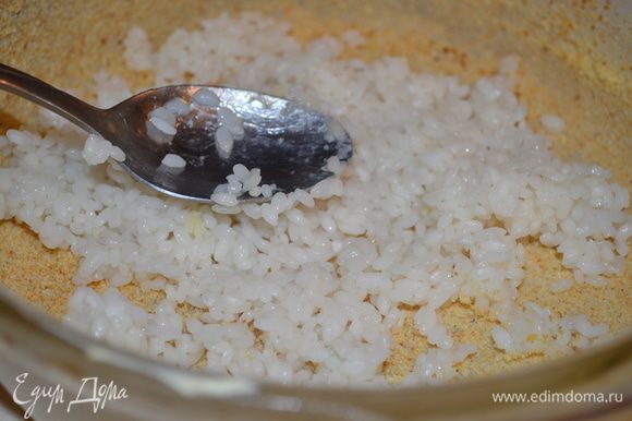 На дно формы выложить отваренный рис.