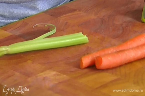 Морковь, лук и чеснок почистить.
