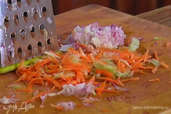 Сельдерей, морковь и половину луковицы натереть на крупной терке, оставшийся лук порубить полосками.