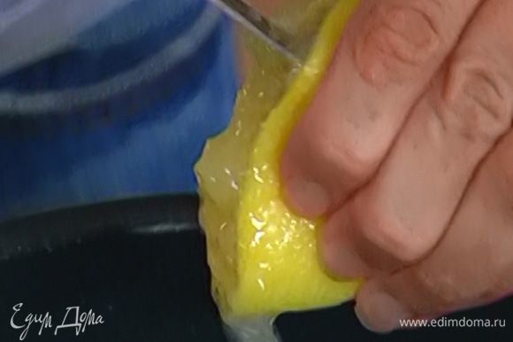 Лимонный сок прогреть в небольшой кастрюле.