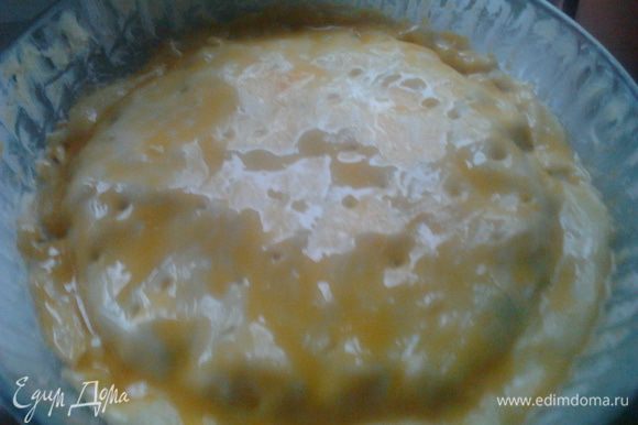 Пирог накрыть второй частью теста прижав края, проколоть зубочисткой и смазать яйцом.