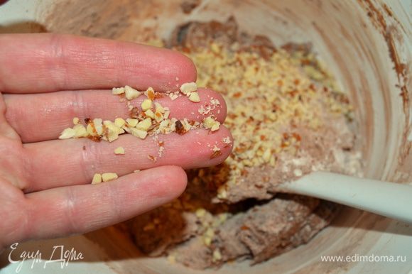 затем добавляем орехи и уже руками вымешиваем гладкое эластичное тесто (добавляем муку если оно слишком липкое)
