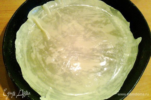 В форму или сковороду, смазанную маслом, укладываем первый круг, который смазываем маслом (это делаем с каждым кругом), затем второй кружок.