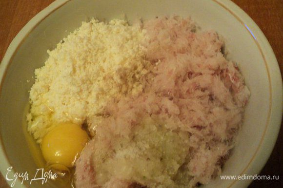 Филе трески измельчить мясорубкой или блендером вместе с луком и чесноком. Добавить творог, яйцо, муку и специи.