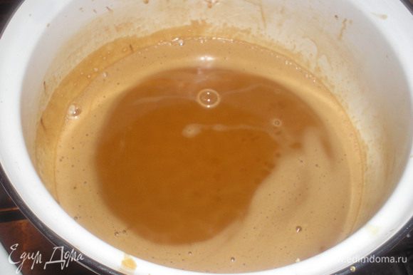 Готовим кофейно карамельные трюфели. Сливки смешиваем с гранулированным кофе и доводим до кипения (но не кипятим!), кофе должен полностью раствориться.
