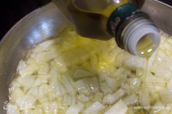 Лук мелко порезать и поджарить до золотистого цвета на оливковом масле. Смешать готовую отваренную чечевицу и лук. Досолить по вкусу. Подавать зразы с клюквенным соусом и гарниром из чечевицы.