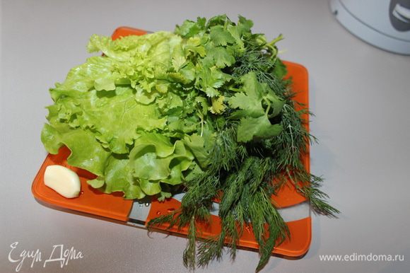 Зелень мелко порезать, салат (4-5 листочков) порвать на произвольные кусочки.