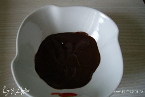 Еще через 5 минут взбивания добавляла масло частями. Для шоколадного суфле влить растопленный шоколад. Выключила миксер .