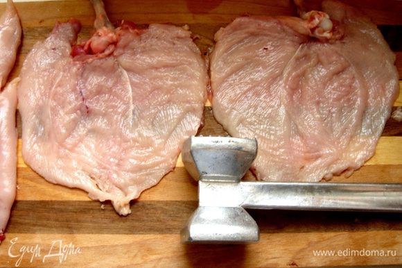 Отбейте филе плоской частью молоточка или ручкой ножа до толщины 2–3 мм. Можно предварительно накрыть филе пленкой. Отбивайте аккуратно, чтобы не разорвать филе. Если все-таки мясо повредилось, то можно закрыть образовавшиеся отверстия отбитым малым филе.