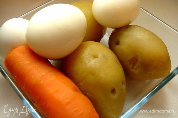 Картофель,морковь и яйца отварить, остудить и очистить.