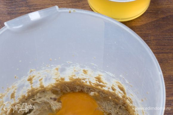 В отдельной посуде растираем миксером масло с сахаром. Я брала неочищенный коричневый сахар - мусковадо. Он очень ароматный, со вкусом карамели. Если у вас нет коричневого сахара, используйте обычный, белый. К масляной смеси добавляем яйцо и жидкий мед (если мед густой, подогрейте его на водяной бане или в микро).