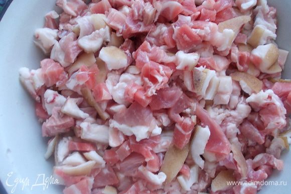С головы срезать 1 кг мяса и порезать его мелко. Добавить к нему ещё 1 кг мелко порезанного мяса.