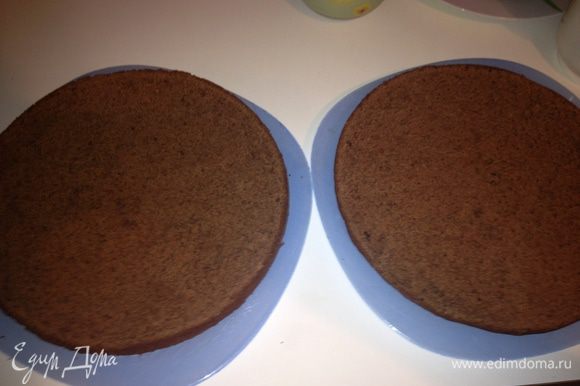 Готовый торт достать из духовки и ГОРЯЧИМ разрезать на 2 равных коржа.