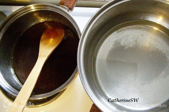 150 мл воды соедините с сахаром в сотейнике и доведите до кипения. Смешайте мед с инвертным сиропом, нагрейте до 60°C.
