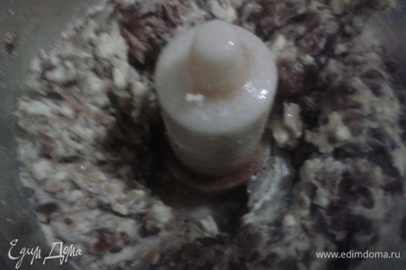 грибы и желтки измельчить в блендере, не очень мелко,добавить соль,перец и майонез