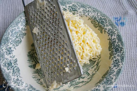 Плавленые сырки натираем на сырной тёрке.