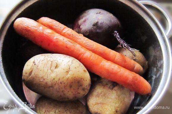 Тщательно помыть и отварить картофель, морковь и свеклу до готовности.