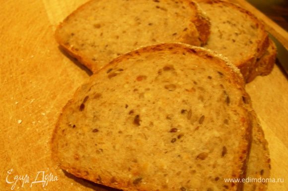 Режем хлеб и подрумяниваем его в тостере, на сковороде или в духовке.