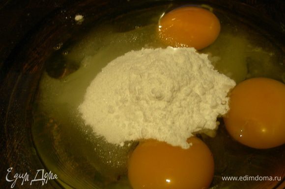 Взбиваем яйца с сахаром и ванильным сахаром.