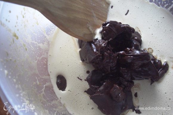 Взбить яичные белки до очень крепких пиков и постепенно ввести в них растопленный шоколад с маслом.
