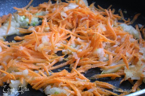 Морковь и лук натертые на буряковой терке обжарить на растительном масле.