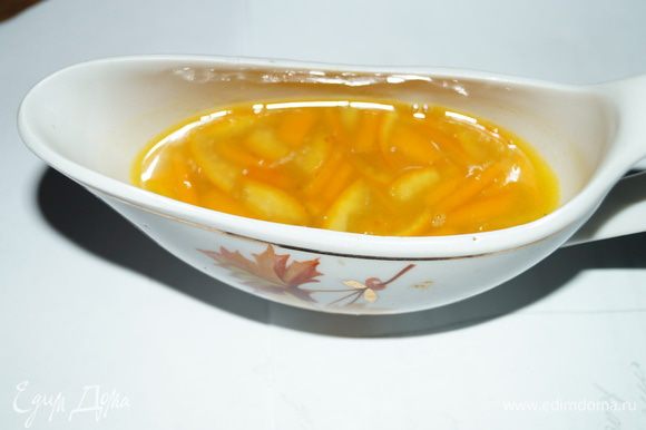 Пока выпекаются блинчики, готовим апельсиновый соус: разогреть на сковороде сливочное масло, добавить сахар и апельсиновую цедру, когда сахар растает добавить апельсиновый сок и варит соус до загустения