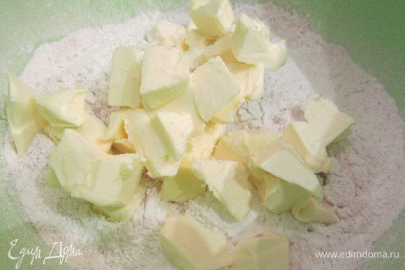Просеянную муку соединить с просеянной сахарной пудрой, корицей, разрыхлителем, добавить сливочное масло, щепотку соли.