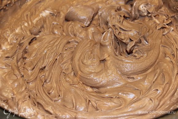 Готовим шоколадный крем: растопить на водяной бане шоколад с добавлением 3 ст.л. сливок и 2 ст.л. коньяка (можно и без него)...Остудить шоколад и добавить в сырную массу...все взбить миксером