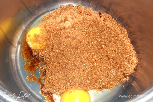 В миске соединить сахар и яйца, растереть с помощью миксера/венчика. Добавить масло, размешать.