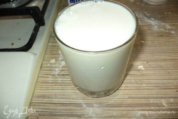 а пока займемся кремом: для молочной массы берем 300 г молока выливаем в кастрюлю