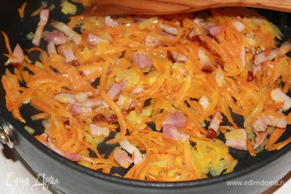 Грудинку нарезать тонкими полосками. Почистить лук и морковь, нарезать мелкими кубиками, слегка обжарить на масле вместе с грудинкой. Добавить в суп. Картофель нарезать кубиками, положить в суп и варить 15 минут до готовности. В конце варки посолить суп по вкусу.