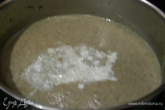 Добавляем сливки, доводим до кипения и снимаем с огня. Убираем лавровый лист и превращаем суп в пюре. При желании его можно протереть через сито. Если суп получается слишком густой, то можно добавить немного бульона или сливок.