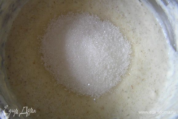 "Оживить" закваску и приготовить опару по рецепту http://www.edimdoma.ru/retsepty/33336-vanilnye-ruletiki-na-hmelevoy-zakvaske до 10 шага включительно. Затем к опаре добавить сахар, соль, ванилин,