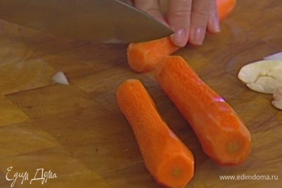 Морковь, имбирь и апельсин почистить.