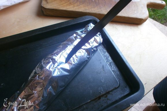 Сделать несколько проколов ножом, чтобы не собирался пар внутри. запечь в духовке 45 - 50 минут при температуре 200 градусов.