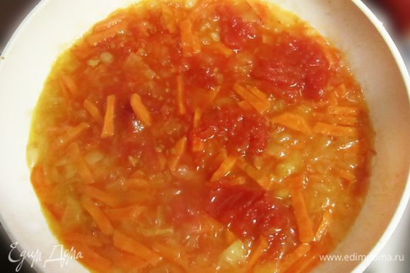 Туда же добавьте томатную пасту, немного посолите, поперчите.