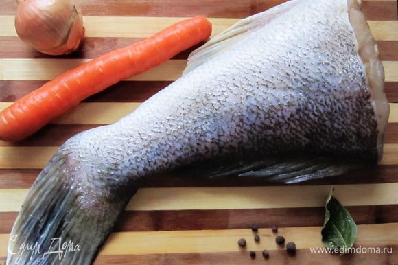 Промойте хорошо рыбу (мой судак был уже без головы). Подготовьте лук, морковь. (Полезно знать, что рыбу размораживают на воздухе или в холодной воде с температурой не выше +12°C из расчета 2 л на 1 кг рыбы). Для сокращения потерь минеральных веществ в воду рекомендуется добавлять соль из расчета 7–10 г на 1 л.