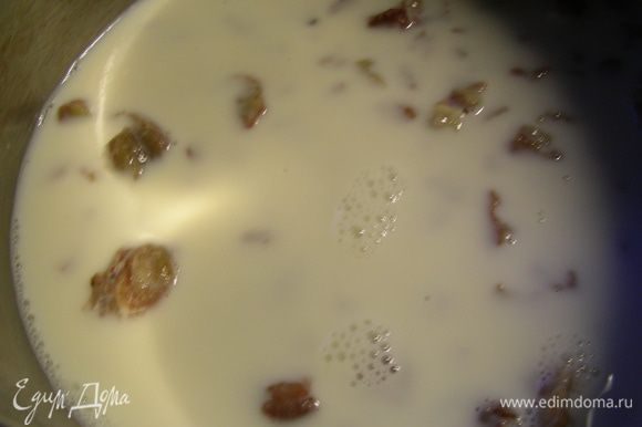 Каштаны заливаем молоком, добавляем ванильный сахар, ром, доводим до кипения и готовим на слабом огне 10 минут.