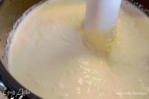 Приготовить белый слой десерта: В глубокую посудку (у меня эмалированная литровая кружка) выложить творог, йогурт и сахар . Всё это хорошо взбить блендером.