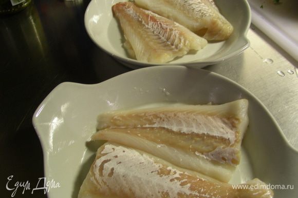 Рыбное филе выкладываем в форму для запекания, смазанную маслом. Солим, перчим по вкусу.